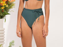 Laden Sie das Bild in den Galerie-Viewer, Model Front: Rio De Sol Bas Bottom Palace Belted-High-Waist