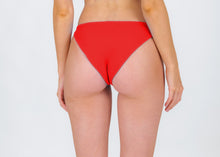Laden Sie das Bild in den Galerie-Viewer, Model Back: Rio De Sol Bas Bottom Rouge Essential-Comfy