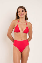 Laden Sie das Bild in den Galerie-Viewer, Model Front: Rio De Sol Bas Bottom Rouge Hotpants