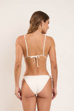 Laden Sie das Bild in den Galerie-Viewer, Model Back: Rio De Sol Bas Bottom Sand-Chantilly Ibiza-Comfy