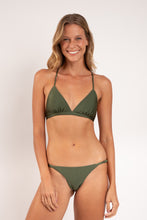 Laden Sie das Bild in den Galerie-Viewer, Model Front: Rio De Sol Bas Bottom Shimmer-Croco Cheeky-Noa