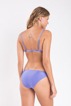 Laden Sie das Bild in den Galerie-Viewer, Model Back: Rio De Sol Bas Bottom Shimmer-Hortensia Essential-Comfy