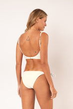 Laden Sie das Bild in den Galerie-Viewer, Model Back: Rio De Sol Bas Bottom Touch-Natural Ibiza-Comfy