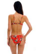 Laden Sie das Bild in den Galerie-Viewer, Model Back: Rio De Sol Bas Bottom Wildflowers Ibiza-Comfy