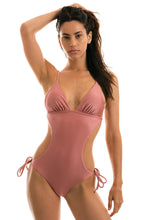 Laden Sie das Bild in den Galerie-Viewer, Model Front: Rio De Sol Une Pièce Callas Trikini