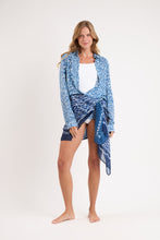 Laden Sie das Bild in den Galerie-Viewer, Model Front: Rio De Sol Pareo Chuva Canga