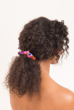 Laden Sie das Bild in den Galerie-Viewer, Model Front: Rio De Sol Chouchou Funny Scrunchie