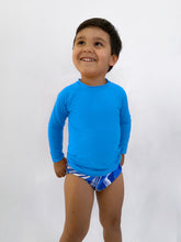 Laden Sie das Bild in den Galerie-Viewer, Model Front: Rio De Sol T-Shirt Jacinto Rash-Guard Kids