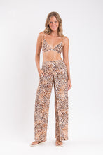 Laden Sie das Bild in den Galerie-Viewer, Model Front: Rio De Sol Pantalon De Plage Leopard Wide Pants