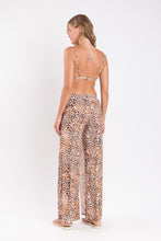 Laden Sie das Bild in den Galerie-Viewer, Model Back: Rio De Sol Pantalon De Plage Leopard Wide Pants
