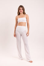 Laden Sie das Bild in den Galerie-Viewer, Model Front: Rio De Sol Pantalon De Plage Memphis-White Pants Lana