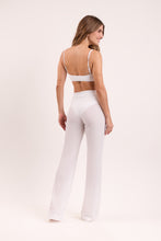 Laden Sie das Bild in den Galerie-Viewer, Model Back: Rio De Sol Pantalon De Plage Memphis-White Pants Lana