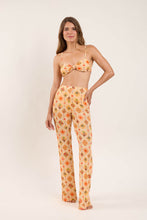 Laden Sie das Bild in den Galerie-Viewer, Model Front: Rio De Sol Pantalon De Plage Mosaico Pants Lana