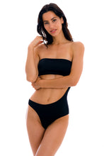 Laden Sie das Bild in den Galerie-Viewer, Model Front: Rio De Sol Une Pièce Preto Body-Rio