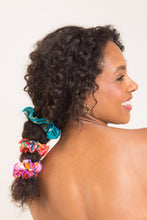 Laden Sie das Bild in den Galerie-Viewer, Image 02: Rio De Sol Chouchou Rain Scrunchie