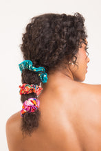 Laden Sie das Bild in den Galerie-Viewer, Image 03: Rio De Sol Chouchou Rain Scrunchie
