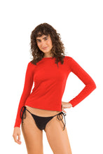 Laden Sie das Bild in den Galerie-Viewer, Model Front: Rio De Sol Haut Rouge Rash-Guard