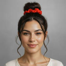 Laden Sie das Bild in den Galerie-Viewer, Model Front: Rio De Sol Chouchou Rouge Scrunchie