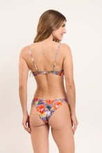 Laden Sie das Bild in den Galerie-Viewer, Model Back: Rio De Sol Ensemble Set Garden-Flower Bandeau-Joy Essential