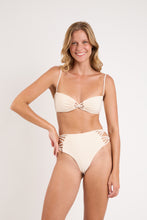 Laden Sie das Bild in den Galerie-Viewer, Model Front: Rio De Sol Ensemble Set Malibu-Natural Bandeau-Iris High-Waist-Spin-Iris
