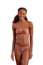 Laden Sie das Bild in den Galerie-Viewer, Model Front: Rio De Sol Ensemble Set Shimmer-Copper Bandeau-Joy Essential