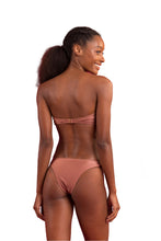 Laden Sie das Bild in den Galerie-Viewer, Model Back: Rio De Sol Ensemble Set Shimmer-Copper Bandeau-Joy Essential