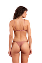 Laden Sie das Bild in den Galerie-Viewer, Model Back: Rio De Sol Ensemble Set Shimmer-Copper Tri-Fixo California