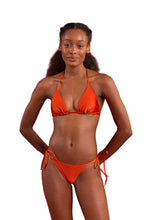 Laden Sie das Bild in den Galerie-Viewer, Image 04: Rio De Sol Ensemble Set Shimmer-Paprica Tri-Inv Cheeky-Tie