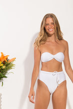 Laden Sie das Bild in den Galerie-Viewer, Image 09: Rio De Sol Ensemble Set Shimmer-White Twist Belted-High-Waist