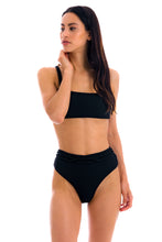 Laden Sie das Bild in den Galerie-Viewer, Model Front: Rio De Sol Ensemble Set St-Tpz-Black Reto Hotpant-High