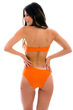 Laden Sie das Bild in den Galerie-Viewer, Model Back: Rio De Sol Une Pièce Tangerina Body-Rio