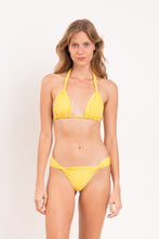 Laden Sie das Bild in den Galerie-Viewer, Model Front: Rio De Sol Haut Top Amarelo Mel