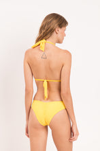 Laden Sie das Bild in den Galerie-Viewer, Model Back: Rio De Sol Haut Top Amarelo Mel