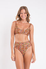 Laden Sie das Bild in den Galerie-Viewer, Model Front: Rio De Sol Haut Top Bouquet Bliss