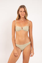 Laden Sie das Bild in den Galerie-Viewer, Model Front: Rio De Sol Haut Top Brisa-Pistache Juliette