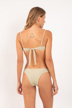 Laden Sie das Bild in den Galerie-Viewer, Model Back: Rio De Sol Haut Top Brisa-Pistache Juliette