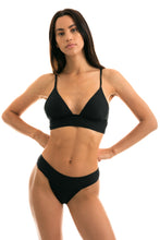 Laden Sie das Bild in den Galerie-Viewer, Model Front: Rio De Sol Haut Top Cloque Preto Tri Cos