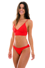 Laden Sie das Bild in den Galerie-Viewer, Model Front: Rio De Sol Haut Top Cotele-Tomate Tri-Tank