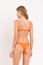 Laden Sie das Bild in den Galerie-Viewer, Model Back: Rio De Sol Haut Top Dende Bandeau-Crispy