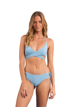 Laden Sie das Bild in den Galerie-Viewer, Model Front: Rio De Sol Haut Top Dots-Sky Kate