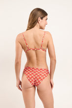 Laden Sie das Bild in den Galerie-Viewer, Model Back: Rio De Sol Haut Top Floral-Scales Tri-Fixo