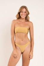 Laden Sie das Bild in den Galerie-Viewer, Model Front: Rio De Sol Haut Top Fluity-Dourado Bandeau-Reto