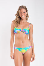 Laden Sie das Bild in den Galerie-Viewer, Model Front: Rio De Sol Haut Top Fusion Bandeau-Joy