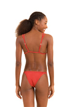 Laden Sie das Bild in den Galerie-Viewer, Model Back: Rio De Sol Haut Top Malibu-Chili Tri-Duo