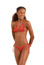 Laden Sie das Bild in den Galerie-Viewer, Model Front: Rio De Sol Haut Top Malibu-Chili Tri-Inv