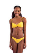 Laden Sie das Bild in den Galerie-Viewer, Model Front: Rio De Sol Haut Top Malibu-Yellow Bandeau-Duo
