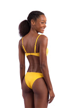 Laden Sie das Bild in den Galerie-Viewer, Model Back: Rio De Sol Haut Top Malibu-Yellow Bandeau-Duo