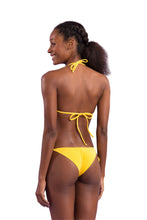 Laden Sie das Bild in den Galerie-Viewer, Model Back: Rio De Sol Haut Top Malibu-Yellow Tri-Inv