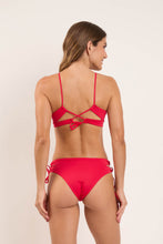 Laden Sie das Bild in den Galerie-Viewer, Model Back: Rio De Sol Haut Top Matte-Red Camille