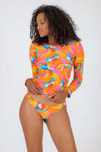 Laden Sie das Bild in den Galerie-Viewer, Model Front: Rio De Sol Haut Top Orange-Bloom Rash-Guard